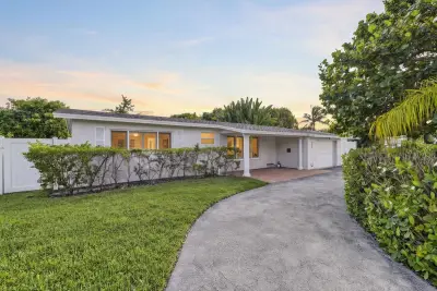 300 SE 11th Ct, Deerfield Beach: photo 1 of 28