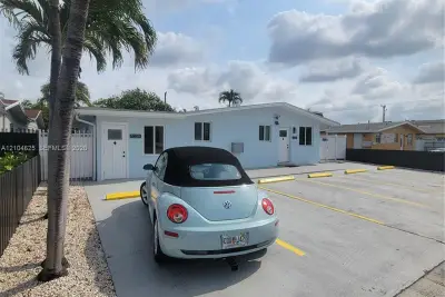 1039 W 23rd St, Hialeah: photo 1 of 25