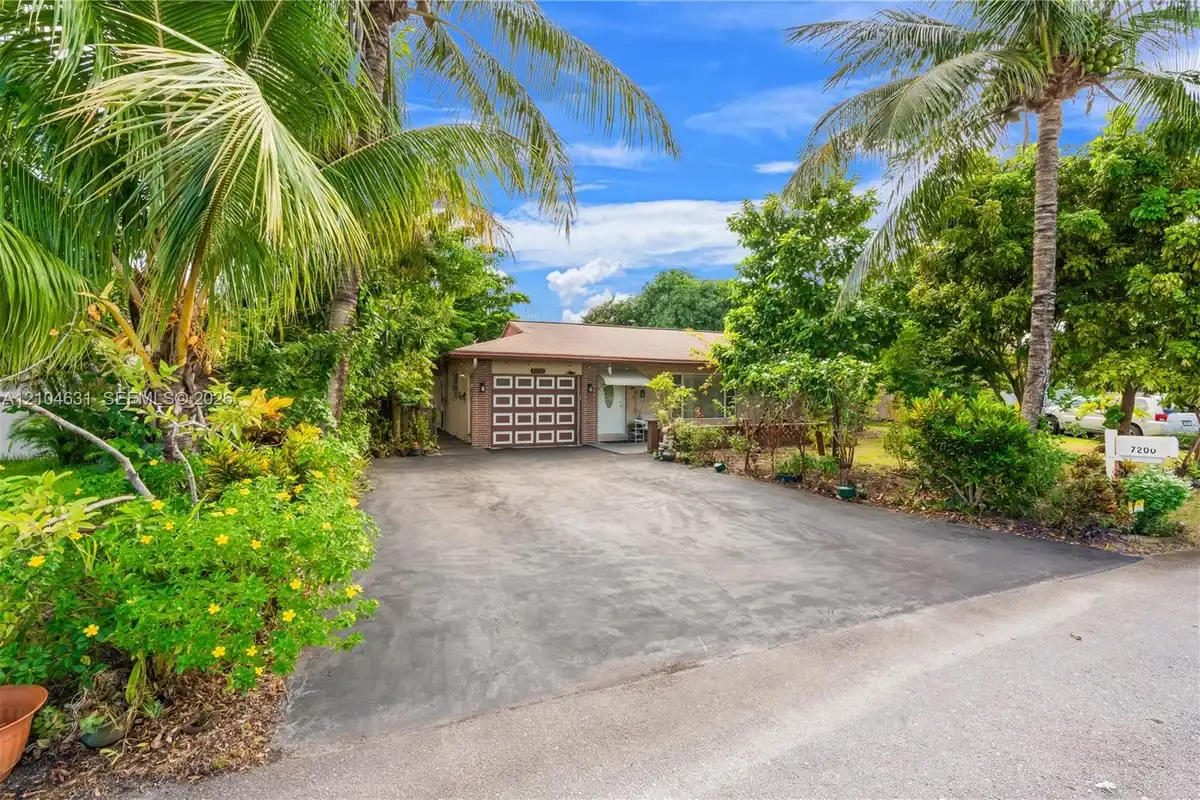 7200 NW 92nd Ter, Tamarac: photo 1 of 35