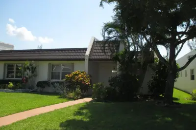 194 Lake Susan Ln, West Palm Beach: photo 1 of 35