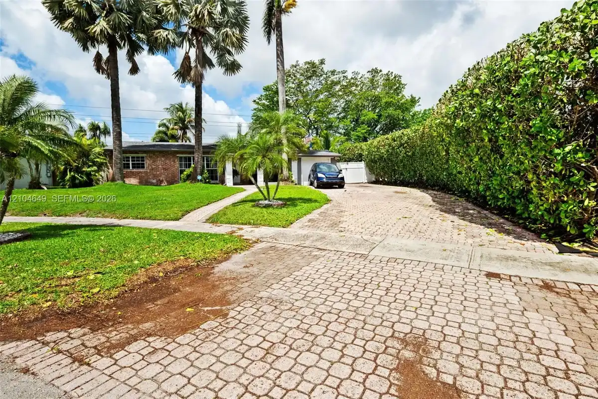 911 SW 51st Ave, Plantation: photo 1 of 34