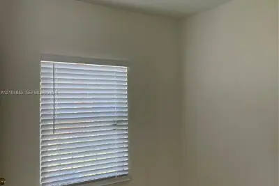 1514 NW 74th St, Miami: photo 1 of 3