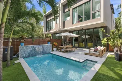 2922 Jackson Ave, Miami: photo 1 of 26