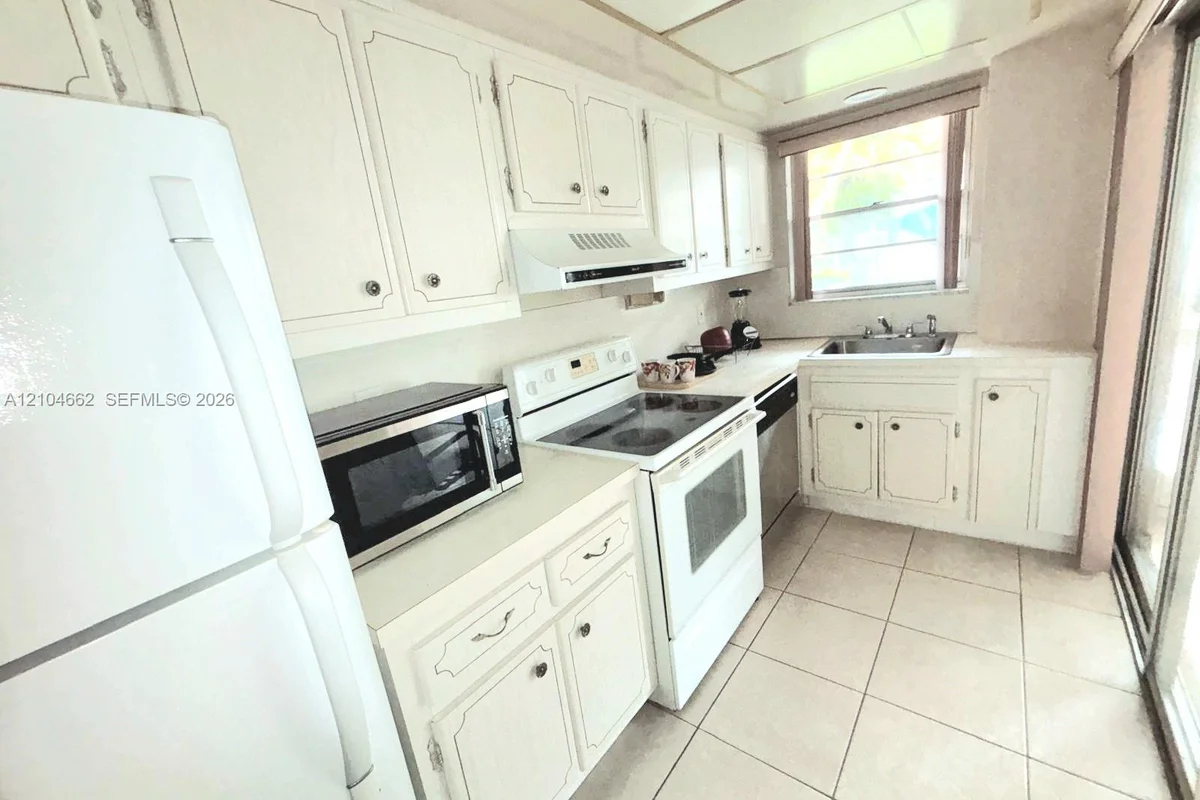 180 NE 12th Ave #12A, Hallandale Beach: photo 1 of 1