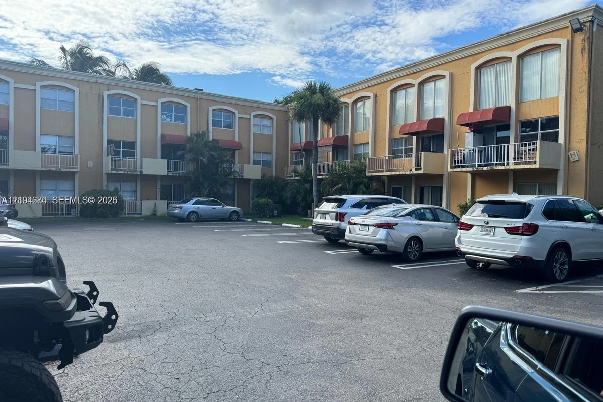 17901 NW 68th Ave #R102, Hialeah: photo 1 of 11