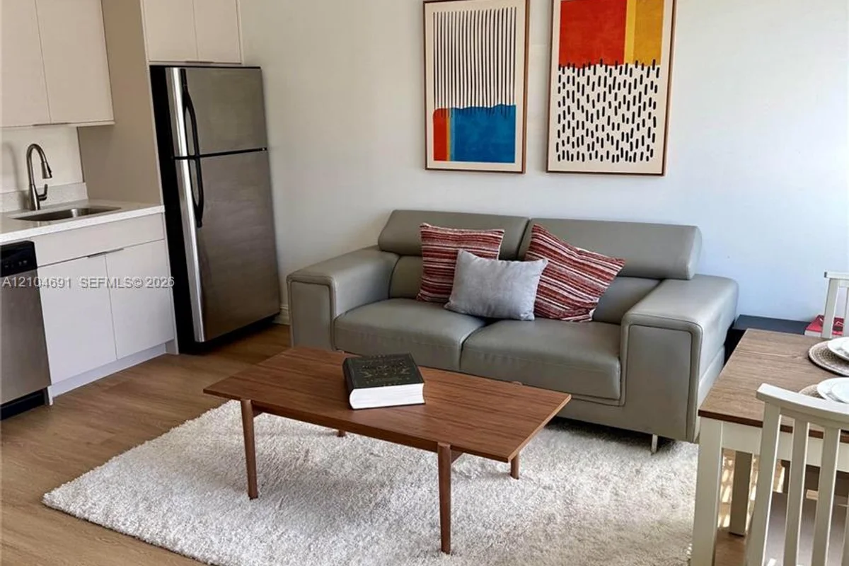 611 11th St #105, Miami Beach: photo 1 of 12