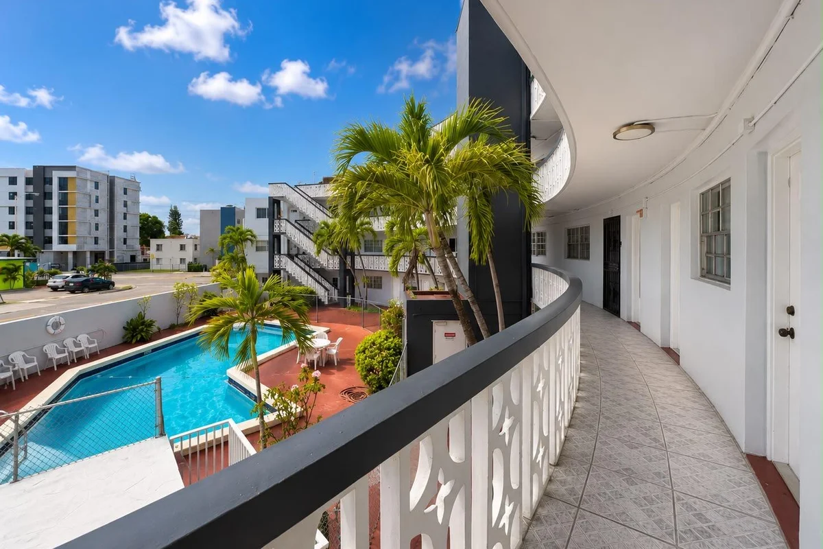 11 SW 52nd Ave #7B, Miami: photo 1 of 15