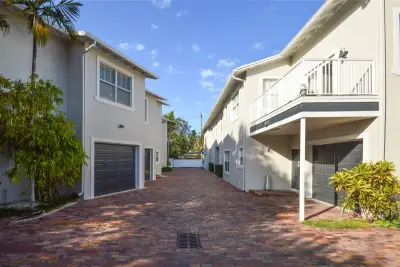 271 SE 22nd St, Fort Lauderdale: photo 1 of 18