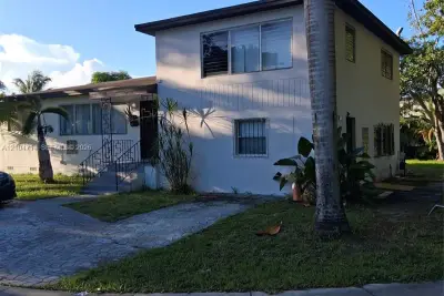 195 NE 123rd St, North Miami: photo 1 of 4
