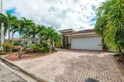 3040 NW 7th St, Fort Lauderdale: photo 1 of 16