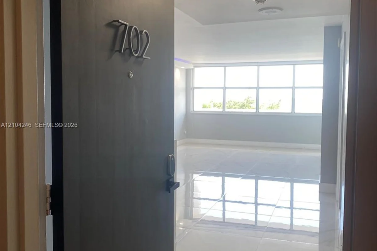 1420 Brickell Bay Dr #702E, Miami: photo 1 of 14