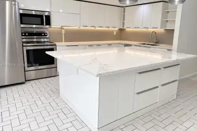 712 NE 26th Ave, Hallandale Beach: photo 1 of 32