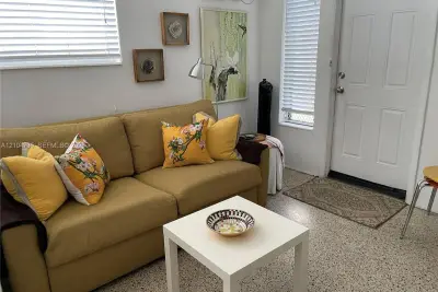 1635 SW 6th St #3, Miami: photo 1 of 34