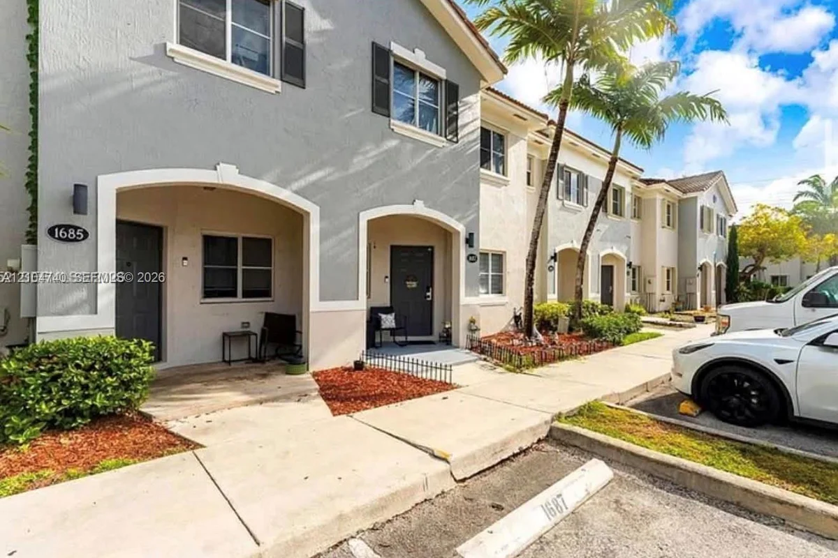 1687 SE 30th St, Homestead: photo 1 of 14