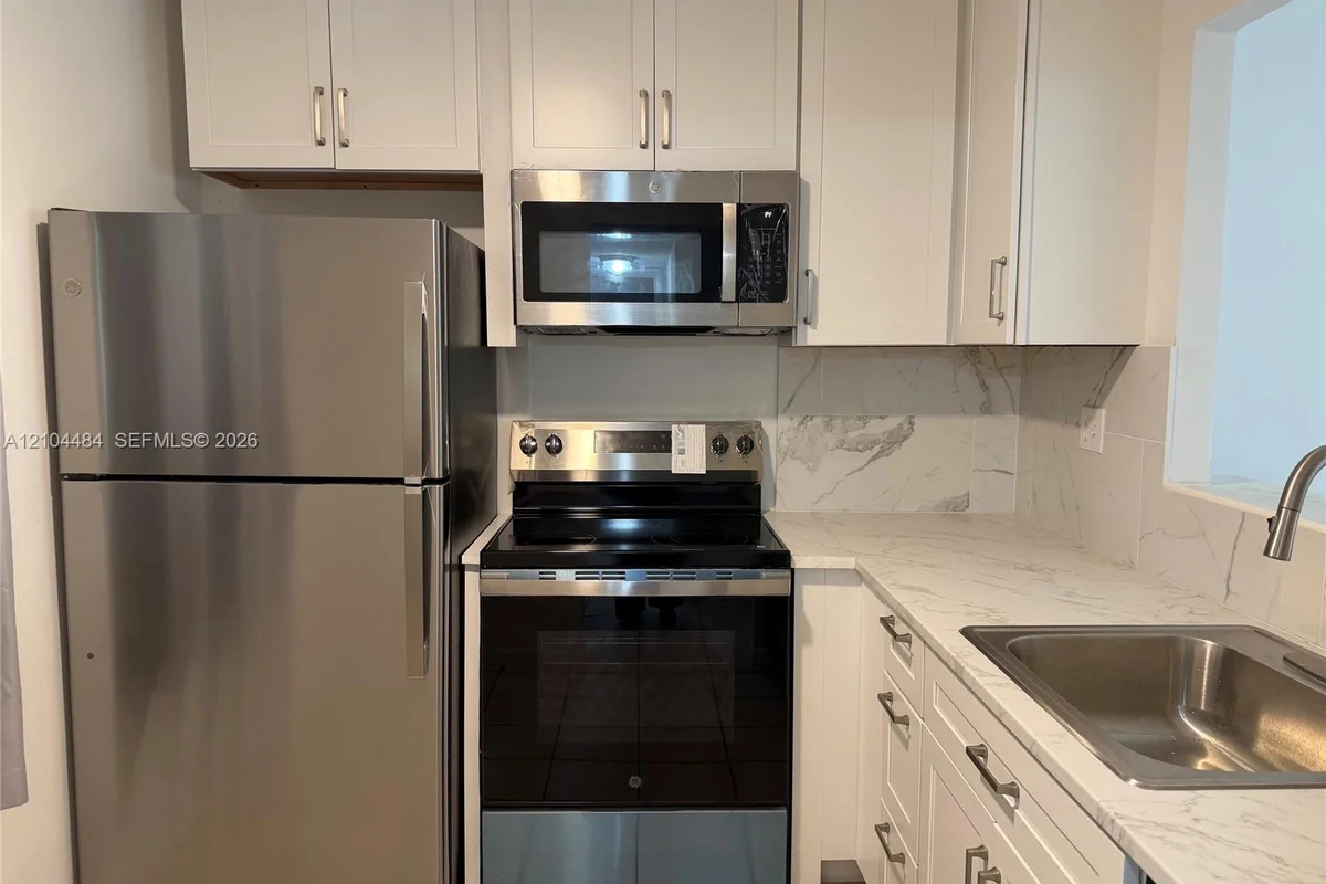 5001 W Oakland Park Blvd #305, Lauderdale Lakes: photo 1 of 15