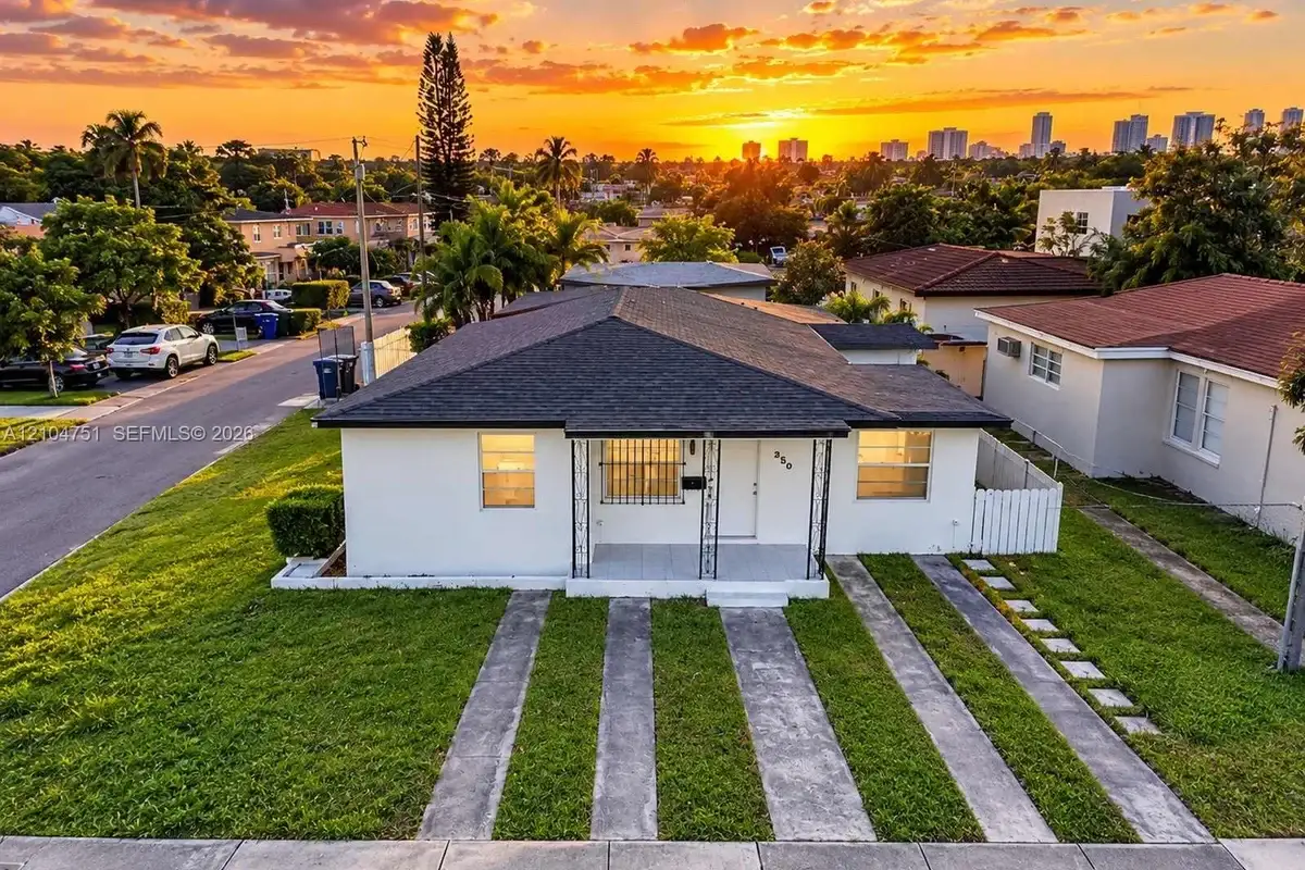 250 NW 34th Ave, Miami: photo 1 of 25