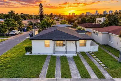 250 NW 34th Ave, Miami: photo 1 of 25