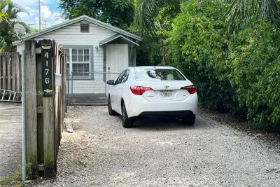 4176 SW 9th St #B, Miami: photo 1 of 12