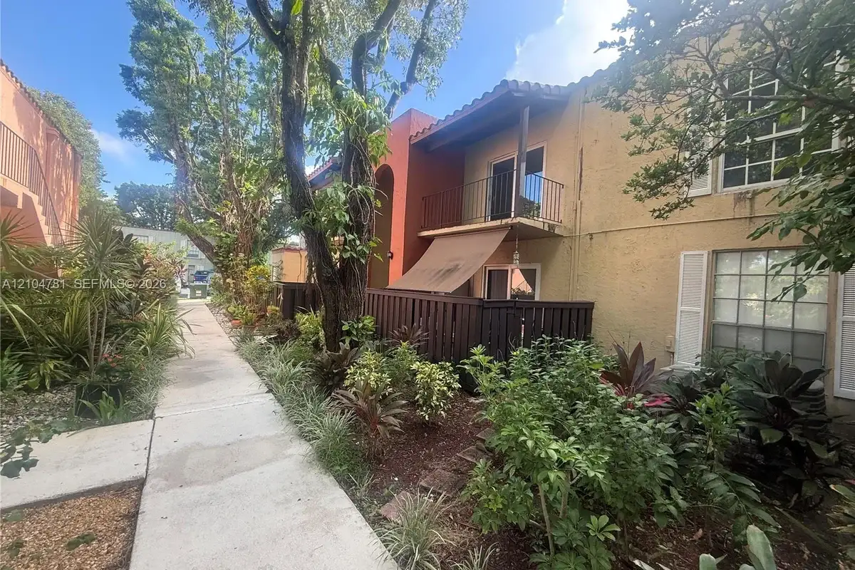 10762 N Kendall Dr #I16, Miami: photo 1 of 5