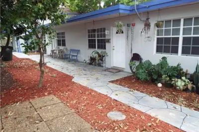 898 NE 39th St #2, Oakland Park: photo 1 of 6