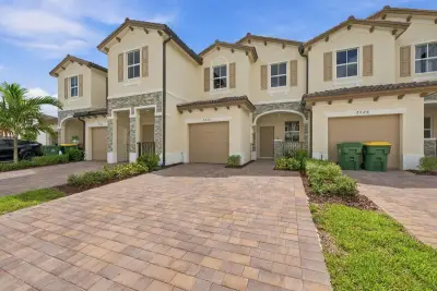 2530 SE 25 Dr, Homestead: photo 1 of 33