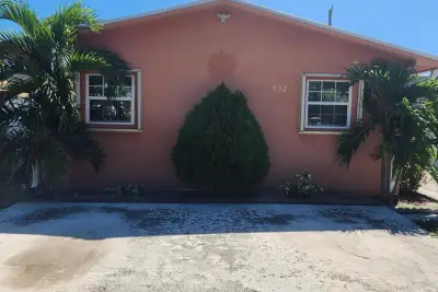 932 Green St #A, West Palm Beach: photo 1 of 17