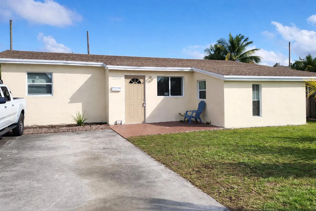 2330 NE 1st Ave, Pompano Beach: photo 1 of 14