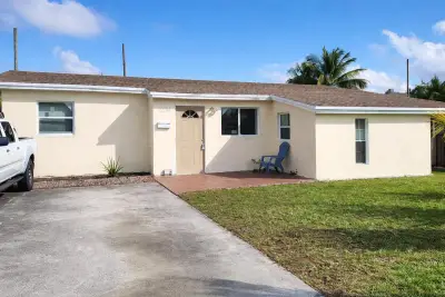 2330 NE 1st Ave, Pompano Beach: photo 1 of 14