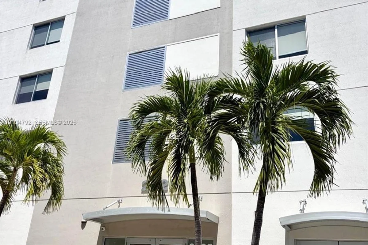 2425 SW 22nd Ter #505, Miami: photo 1 of 8