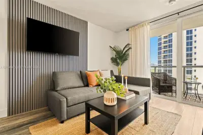 19201 Collins Ave #924, Sunny Isles Beach: photo 1 of 27