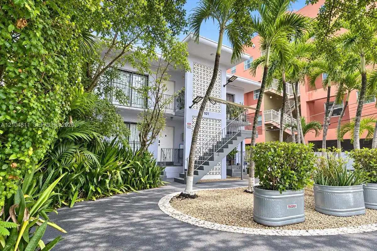 521 NE 62nd St #3, Miami: photo 1 of 10
