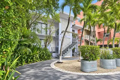 521 NE 62nd St #3, Miami: photo 1 of 10