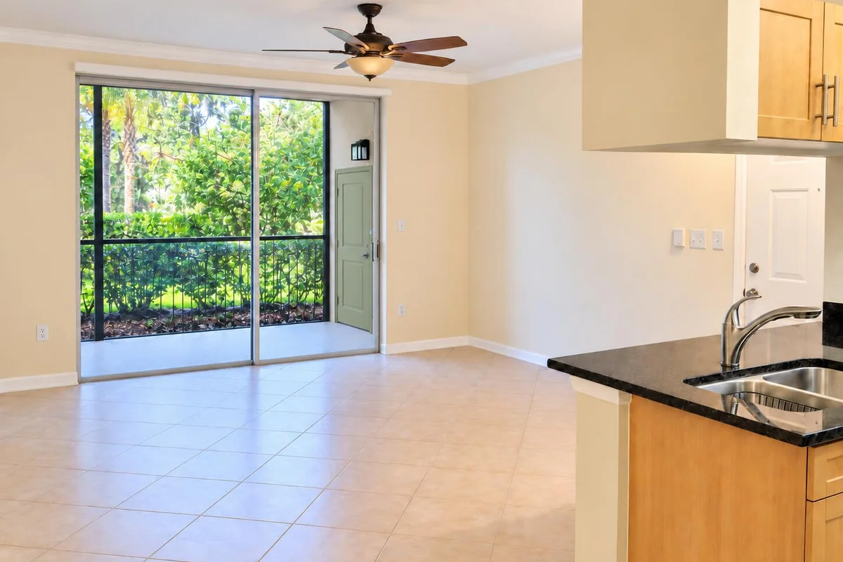 6386 Emerald Dunes Dr #106, West Palm Beach: photo 1 of 24