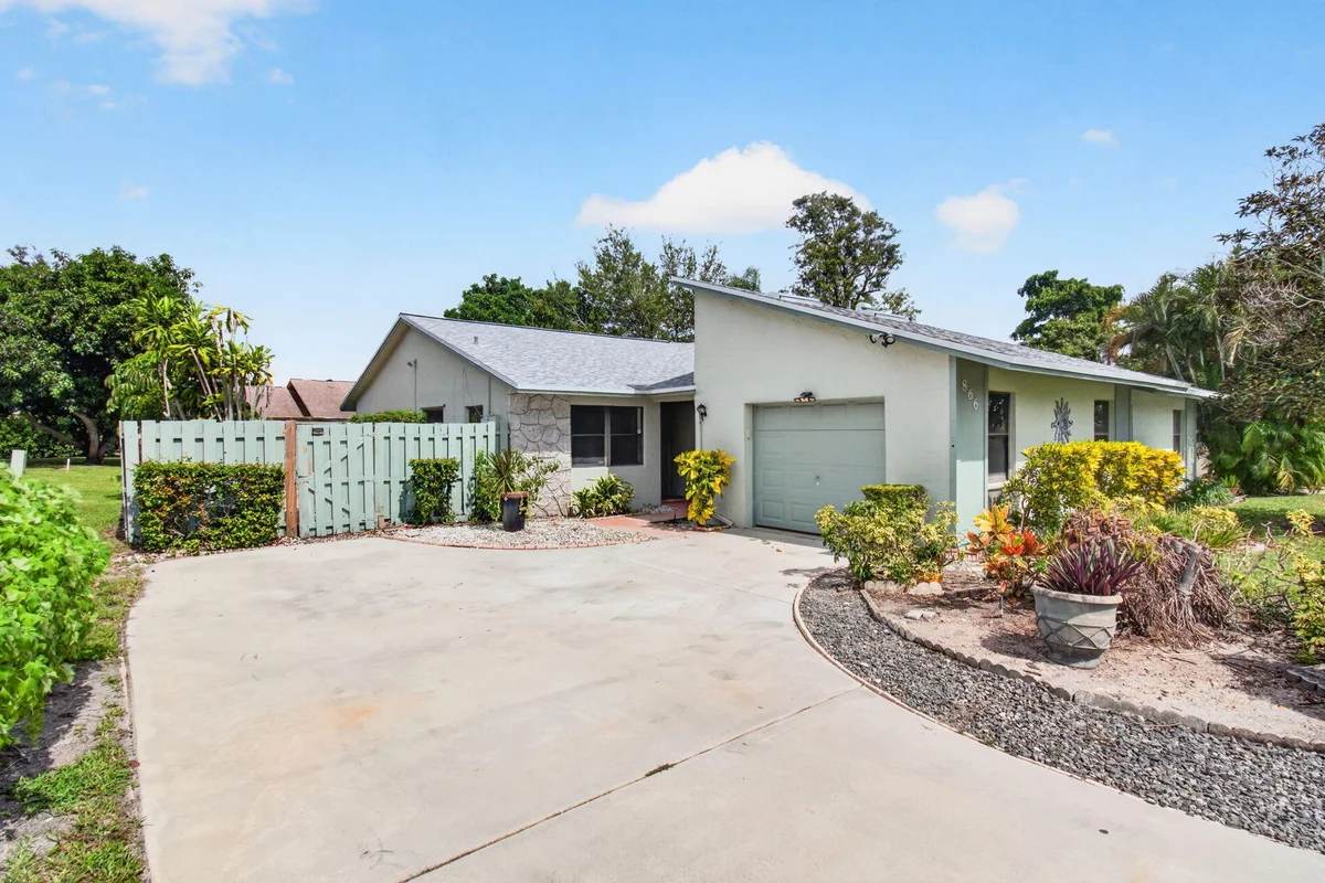 866 NW 25th Ave, Delray Beach: photo 1 of 2