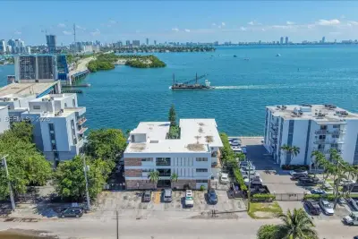 7845 NE Bayshore Ct #6, Miami: photo 1 of 9