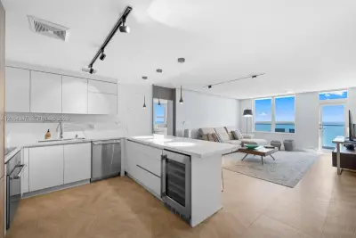 10185 Collins Ave #919, Bal Harbour: photo 1 of 28
