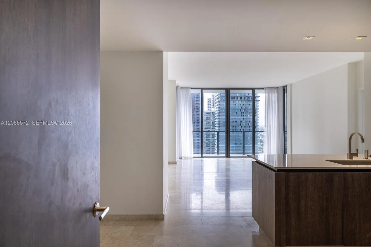 68 SE 6th St #2404, Miami: photo 1 of 23