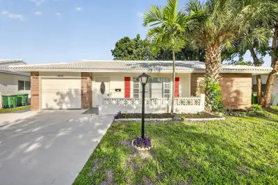 7422 NW 70th Ave, Tamarac: photo 1 of 20