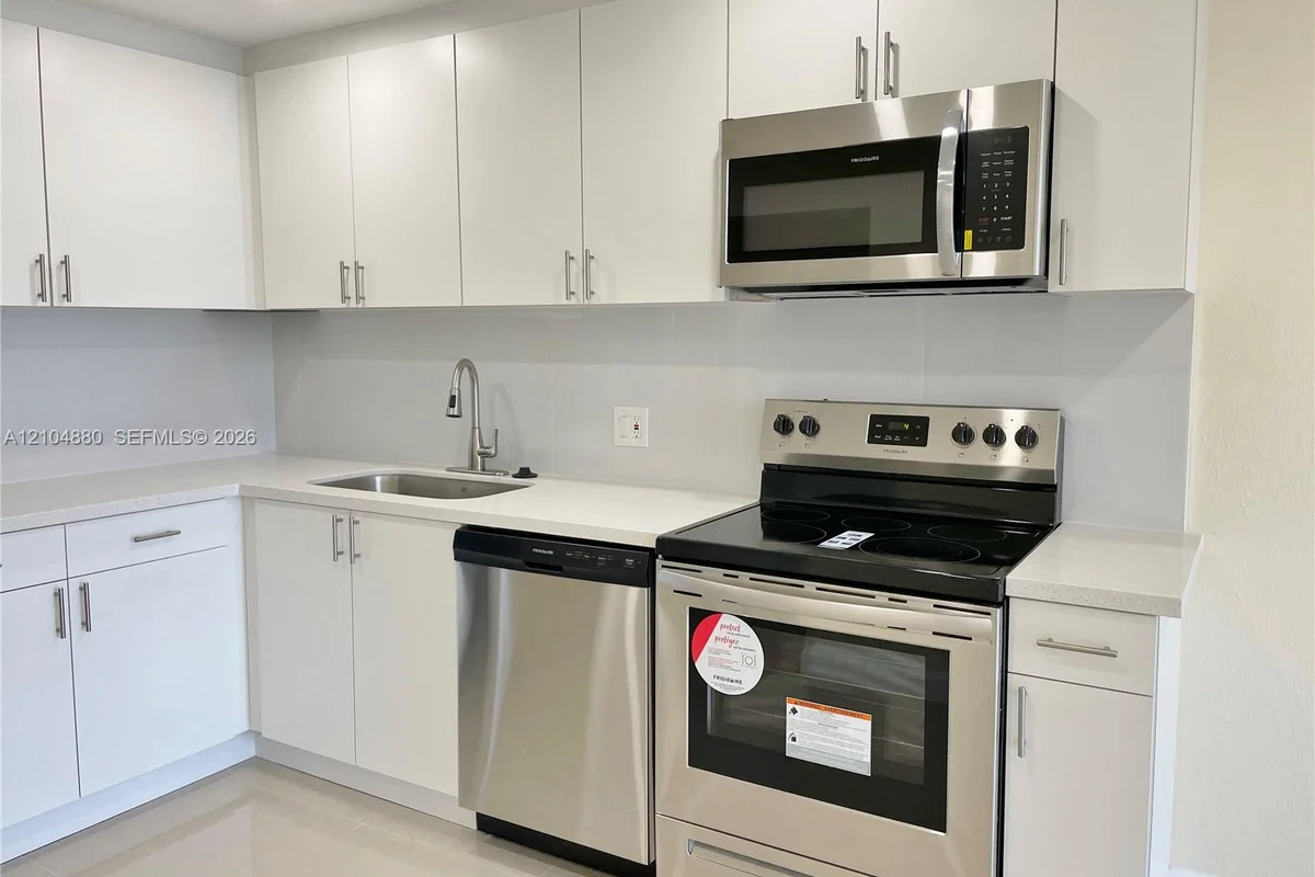 16950 W Dixie Hwy #A324, North Miami Beach: photo 1 of 24