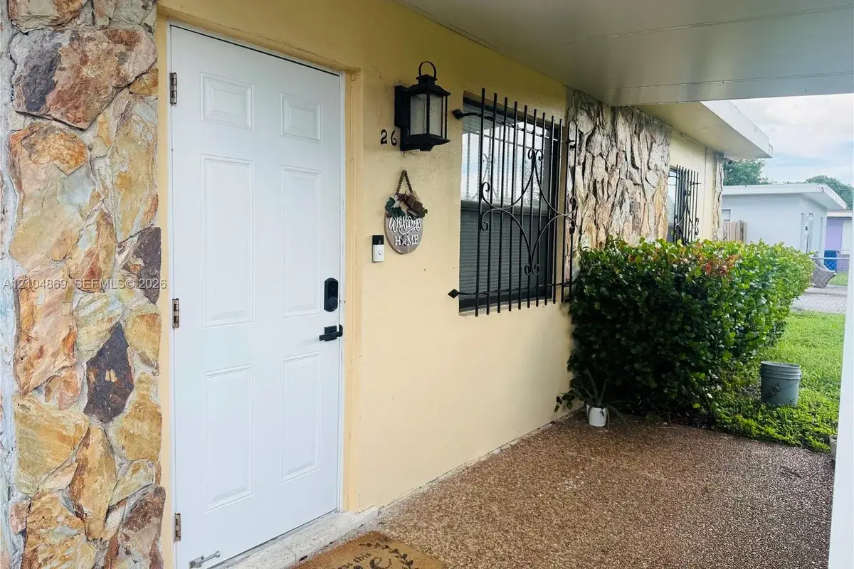 2637 NW 7th St, Pompano Beach: photo 1 of 27