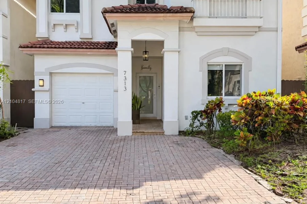 7313 NW 113th Pl, Doral: photo 1 of 24