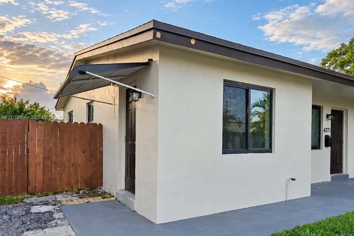 4271 NE 5th Ave, Oakland Park: photo 1 of 10