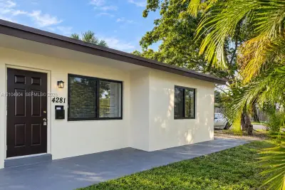 4281 NE 5th Ave, Oakland Park: photo 1 of 13