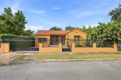 2347 SW 18th St, Miami: photo 1 of 24