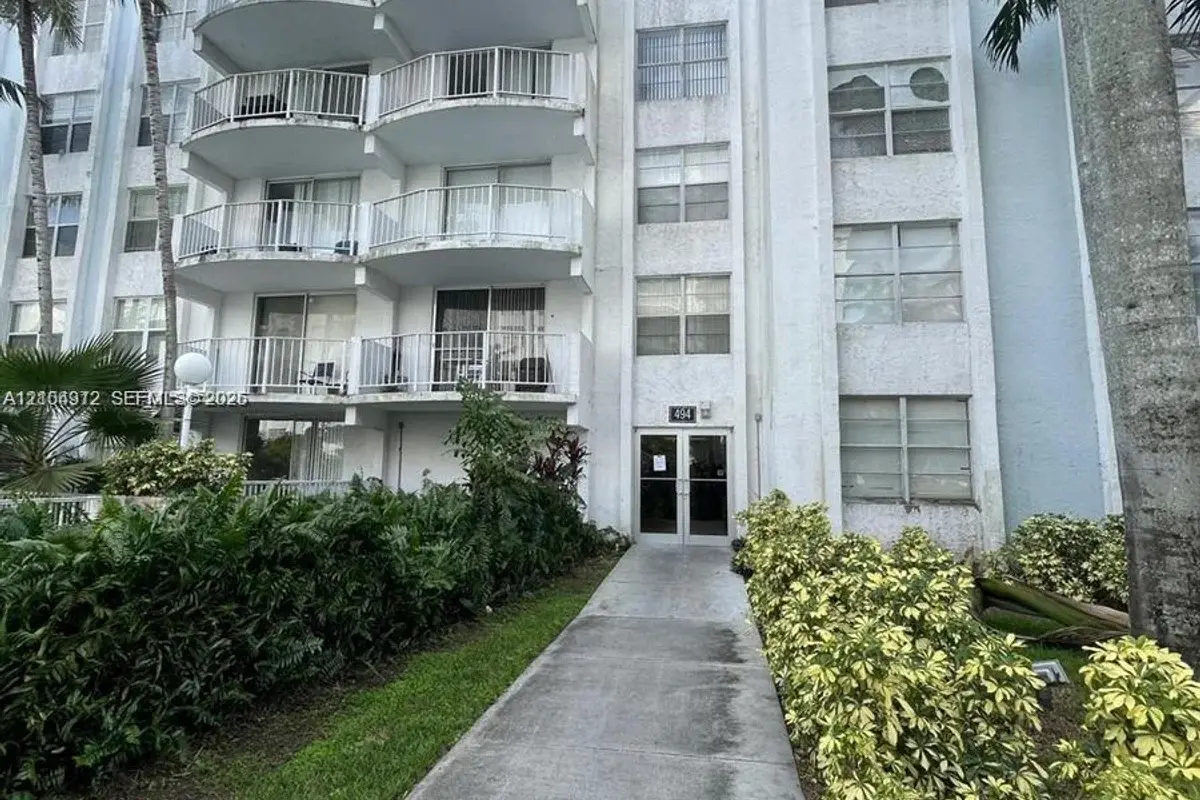 494 NW 165th St Rd #C-105, Miami: photo 1 of 12