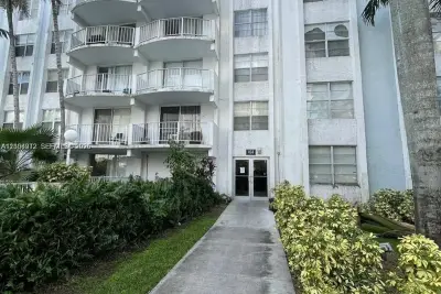 494 NW 165th St Rd #C-105, Miami: photo 1 of 12