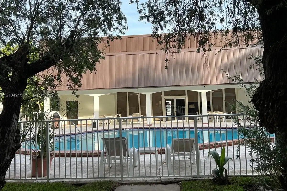 500 NE 2nd St #210, Dania Beach: photo 1 of 2