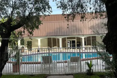 500 NE 2nd St #210, Dania Beach: photo 1 of 2