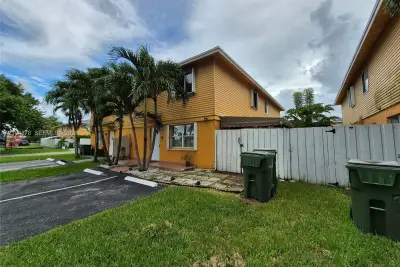 203 NE 12th Ave, Homestead: photo 1 of 33