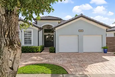 651 NW 136th Ave, Miami: photo 1 of 30